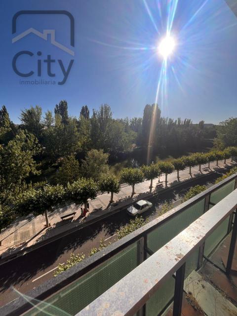 Piso de 150 m<sup style='color: #FFF;'>2</sup> con 5 habitaciones y 2 baños en Palencia.